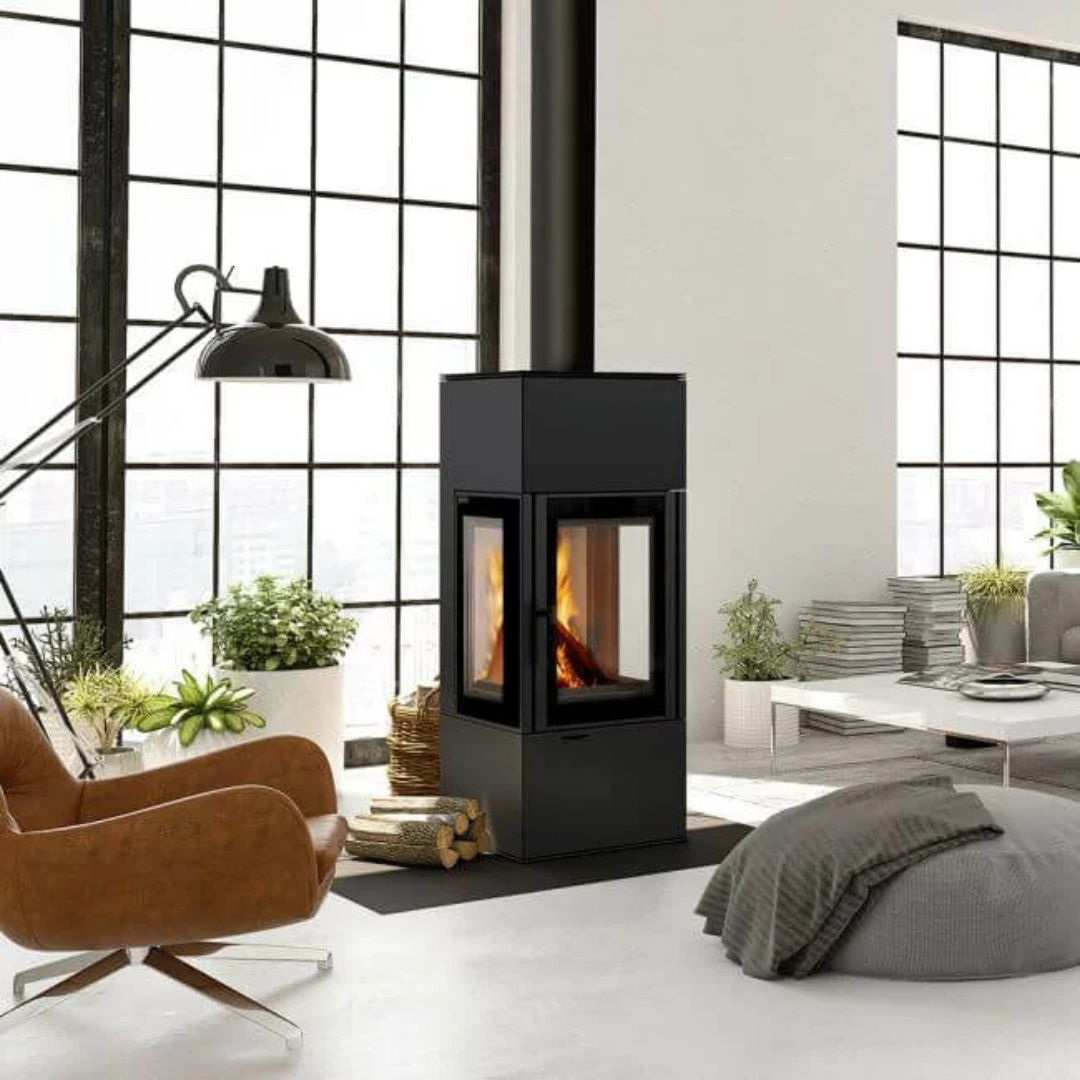 Kratki Thor 8 kW steel stove lifestyle image with flames